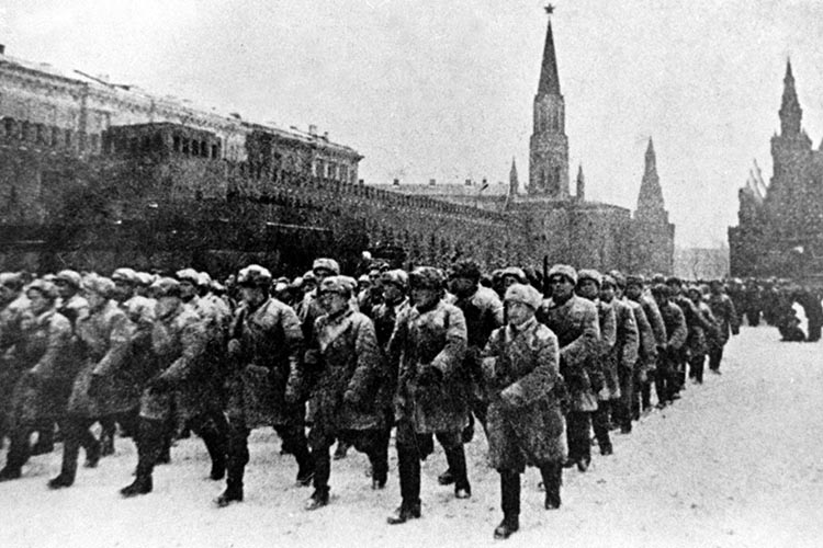 Moscow, USSR. November 7, 1941. Soviet soldiers march on Red Square during the military parade in honour of the 24th anniversary of the October Revolution during the Battle of Moscow on the Eastern Front of the Second World War. The highest quality available. TASSСССР. Москва. 7 ноября 1941 г. Парад на Красной площади в честь 24-ой годовщины Октябрьской революции во время Великой Отечественной войны. Максимально возможное качество. ТАСС